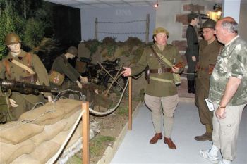 Premieres-visites-dans-le-musee-attenant-a-la-casemate-a-Uffheim_2-5-2011-(Photo-DNA)